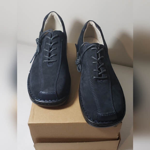 NWOT Propet size 9 women's midnight blue leather and suede shoe. - Picture 4 of 11